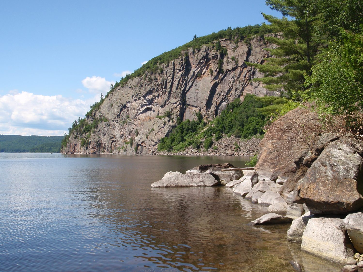 Rocher-à-l'oiseau, Sheenboro ©MRC de Pontiac, 2009. Photo : Benedickt Kuhn